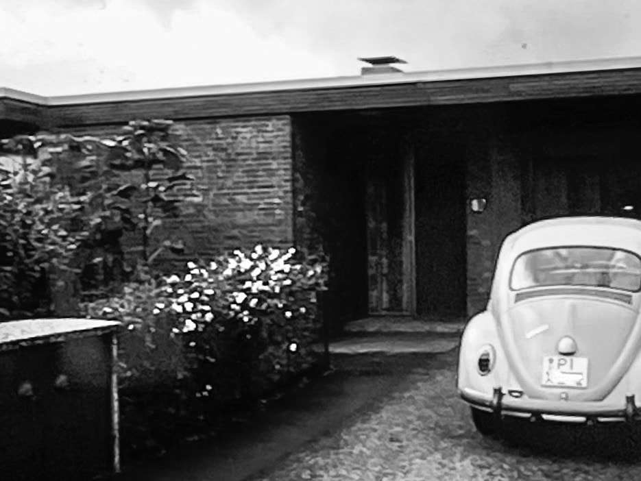 Neutra Bungalow mit VW Käfer