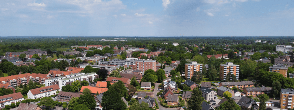 Eine Luftaufnahme von Quickborn, einer pulsierenden Stadt, die ihre Immobilien und Grundstücke aus der Sicht eines erfahrenen Immobilienmaklers präsentiert.