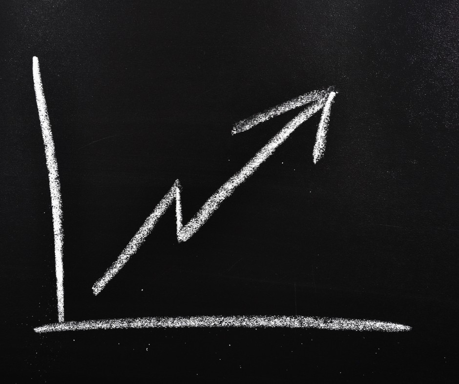 Eine Grafik mit einem Aufwärtspfeil auf einer Tafel zur Veranschaulichung des Zinsschocks.