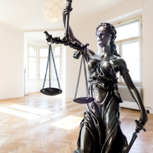 Eine Statue einer Richterin mit einer Gerechtigkeitswaage vor dem Bundesgerichtshof.