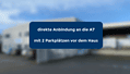 Ein Gebäude mit hellen Büroflächen und perfekter Anbindung durch ein Schild mit der Aufschrift „Direkte Anbindung“.