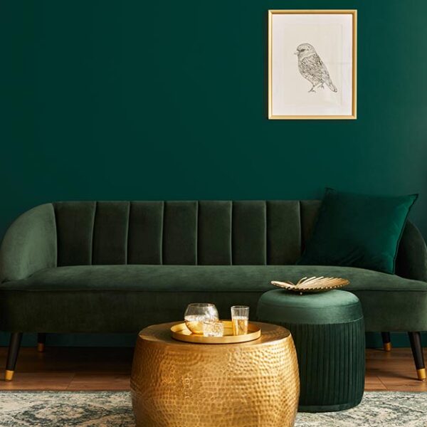 Ein Wohnzimmer einer Immobilie, die verkauft werden soll, das mit Home Staging eingerichtet ist | Home Staging